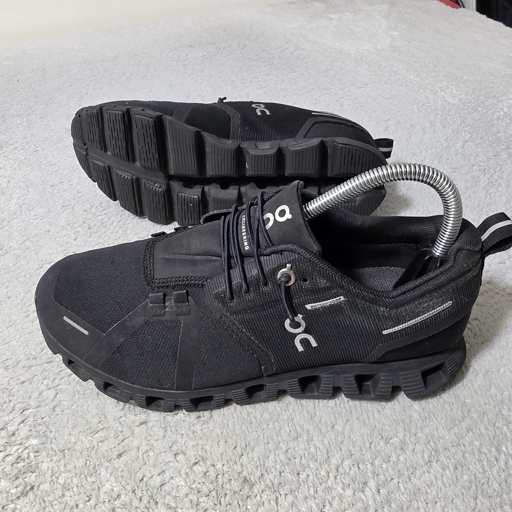 On Running Cloud Waterproof Women Size 8 Black Sneakers 59.98838 Excellent - Picture 1 of 8
